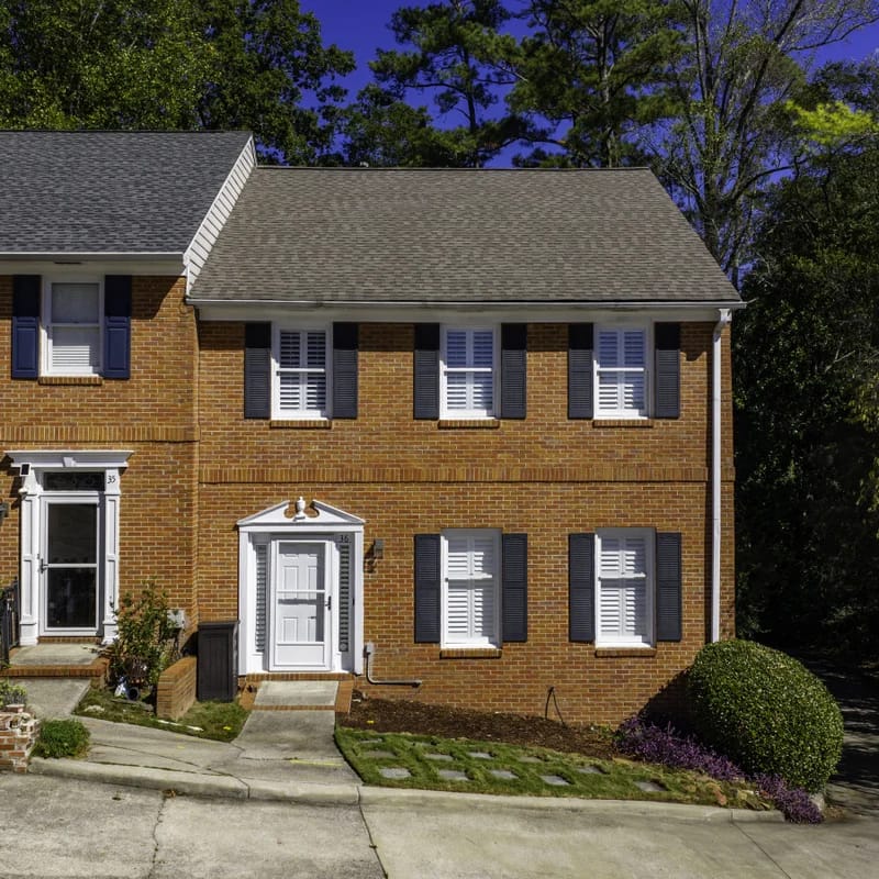 Executive 3-Bed Townhouse w/ 2-Car Garage